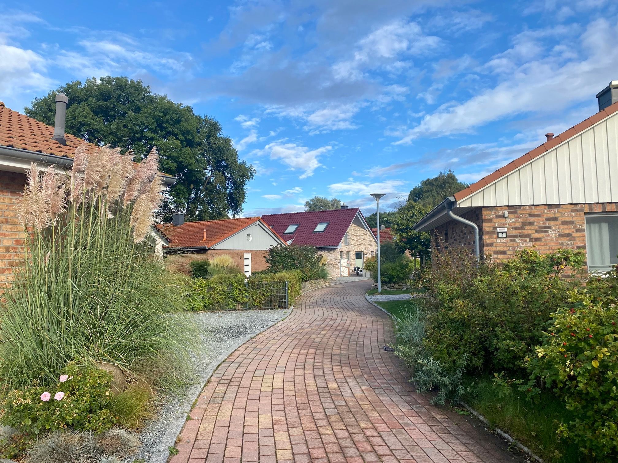 Durchfahrt durch das Feriendorf Südstrand mit Ferienhäusern in Pelzerhaken